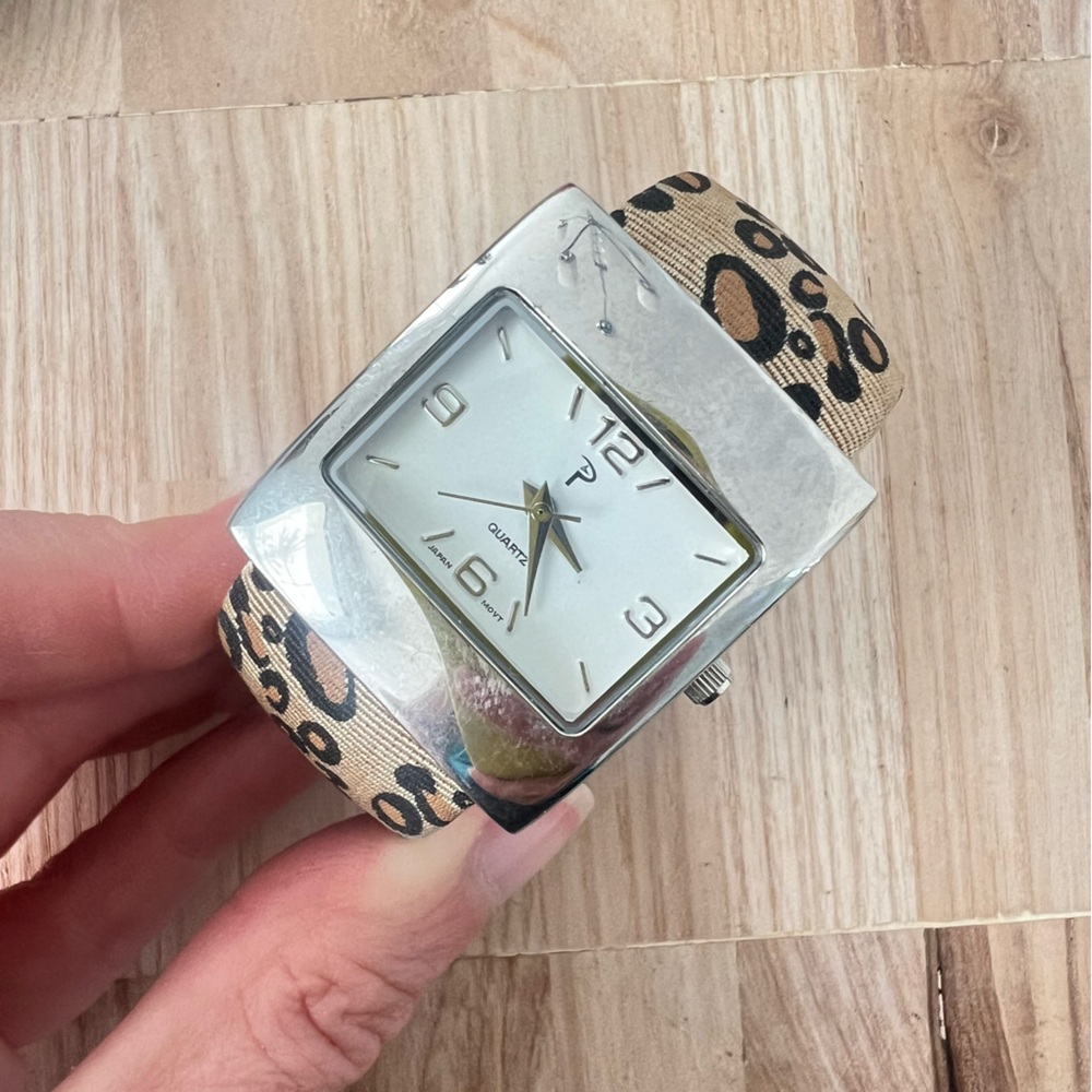 Ladies silver tone cheetah print hinged cuff bracelet watch NEW BATTERY